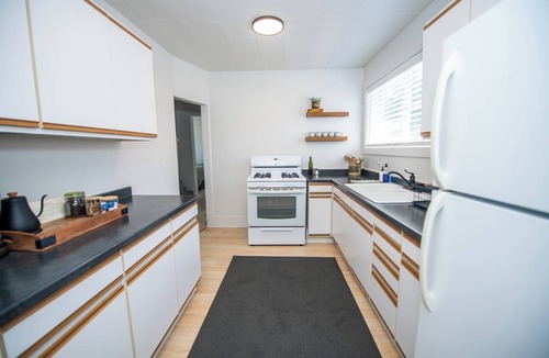 Murphy House | Warren House · 1800s Cottage · Hot Tub · Game Room · 3BR · Downtown Rogue River
