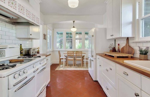 Paso Robles House | WeSTSiDE SPaNiSH BuNGaLOW -Hot Tub & Walk Downtown