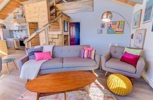 Bayshore House | Whimsical Ocean Front Home! Hot tub & Dog Friendly!