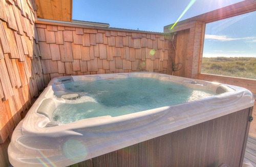 Bayshore House | Whimsical Ocean Front Home! Hot tub & Dog Friendly!