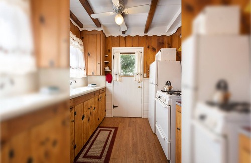 Twin Peaks Hotel | Wild Rose Duplex - Studio | One Bed | ¾ Bathroom | Sleeps Two