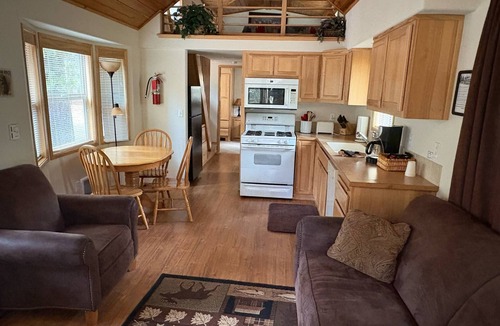 Crescent Hotel | Willamette Pass Inn Chalets