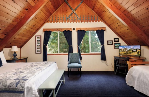 Twin Peaks Hotel | Winter Ski Chalet - Three-Bedroom | Five Beds | ¾ Bathroom | Sleeps Eight
