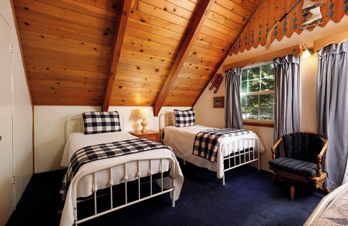 Twin Peaks Hotel | Winter Ski Chalet - Three-Bedroom | Five Beds | ¾ Bathroom | Sleeps Eight