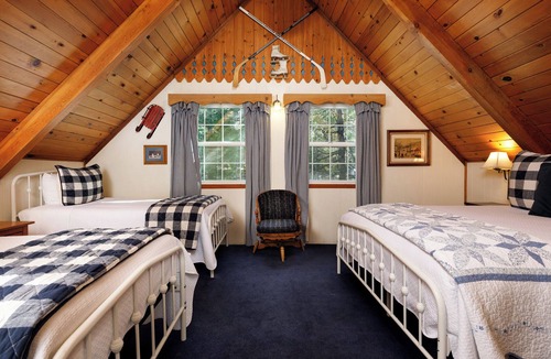 Twin Peaks Hotel | Winter Ski Chalet - Three-Bedroom | Five Beds | ¾ Bathroom | Sleeps Eight