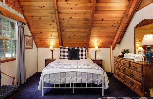 Twin Peaks Hotel | Winter Ski Chalet - Three-Bedroom | Five Beds | ¾ Bathroom | Sleeps Eight