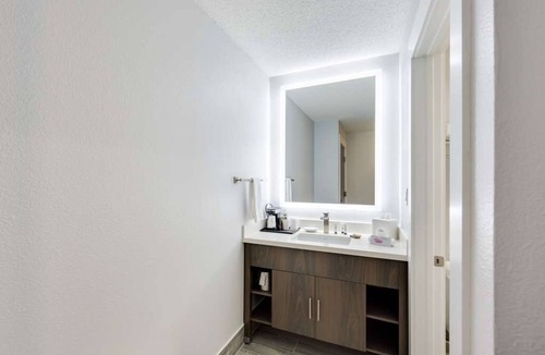 Grants Pass Hotel | Wonderful Place To Stay! Accessible unit to Enjoy! Close to Reinhart Park!