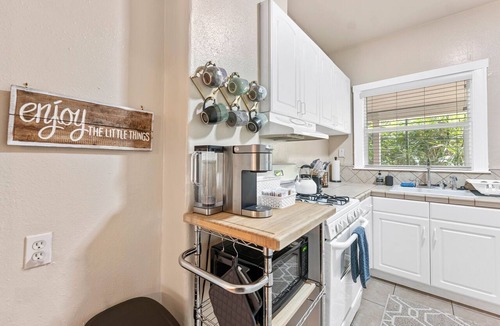 Midtown Sacramento Apartment | Work Play Stay - Downtown Sacramento Convention & Golden1 Center - Large Studio