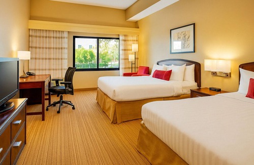 Las Vegas Hotel | Your Ideal Home Base for Exploring Vegas! Outdoor Pool & Whirlpool!