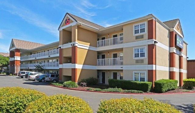 1 King Bed | Non-Smoking, Kitchen, Shower