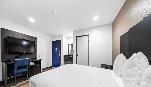 1 King Bed|Non-Smoking,Mini Fridge