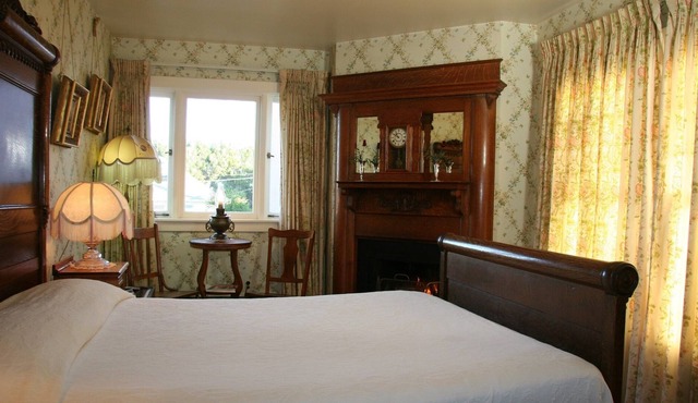 1890 Quarter Sawn rolled oak armoire/Fireplace/ QUEENBED/clawfoottub/shower
