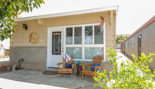 2 bed beach cottage with all the modern amenities - walk to shop & restaurants!