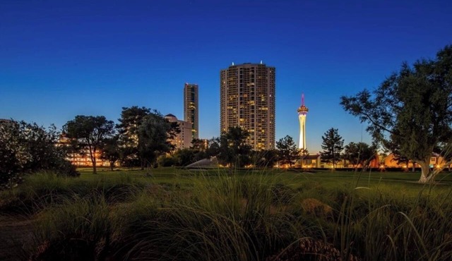 2-bedroom Condo in Las Vegas Country Club! AC, pools, hot tubs and a gym!