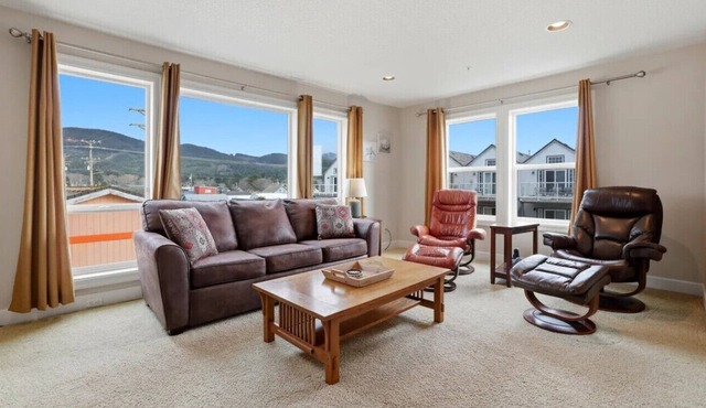2 Bedroom Condo in the Heart of Rockaway Beach