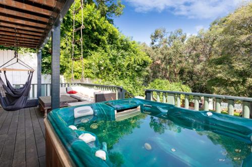 2 bedroom Enchanted Hollywood Hills getaway