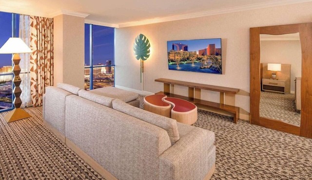 2 Connecting Suites at a 4⭐️ Hotel