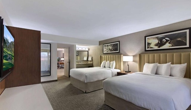 2 Units |Spacious Two-Room Suite w/Outdoor Pool & Hot Tub. Free Breakfast!