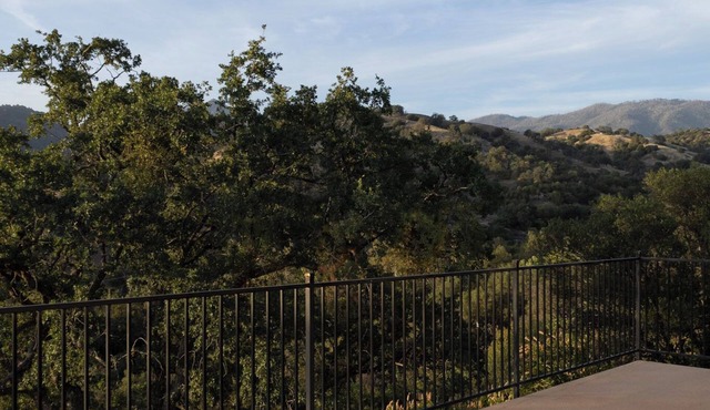 28-Acre Retreat 360 View Hilltop House, Barndominium, Yurt/Near Trail of Giants
