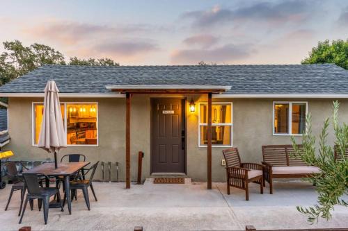2Bed Cottage stay on Micro Resort near Tin City