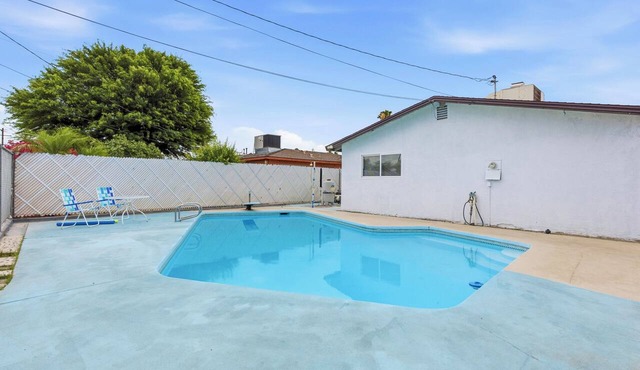 3-bedroom Pool house in soothing Bakersfield with AC for relaxing stays