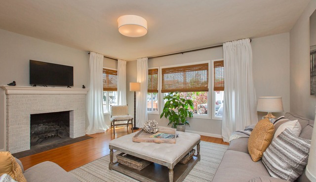 3 blocks from the beach! A cozy 2-bedroom house in Alameda with backyard