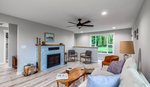 3 Mi to Reedsport: Home w/Umpqua River Views