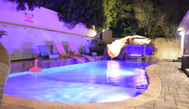 3 miles to Disneyland, 13 miles to the beach, ideal for a big group or families!