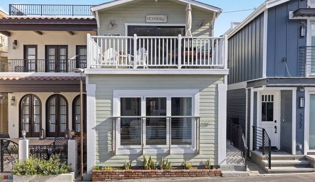 320E: Townhome 2BR, Balcony Views, Walk to Beach
