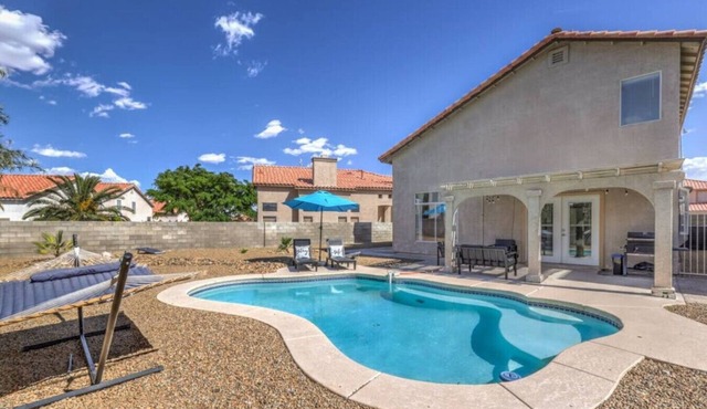 3BR Modern Pool Oasis Near DT Vegas, Pool Table