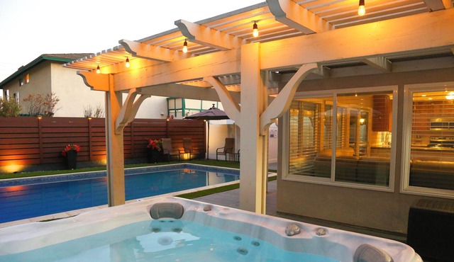 4 Bedroom/Hot Tub - The Oasis - Sleeps 8 - Modern Pool!
