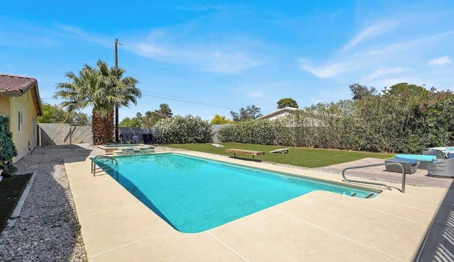 4BR Vegas Haven - Pool, Game Tables & BBQ