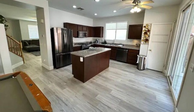 5 bed 3 full bath, Huge Pool, Billiards Table. Only 8 miles from the Strip