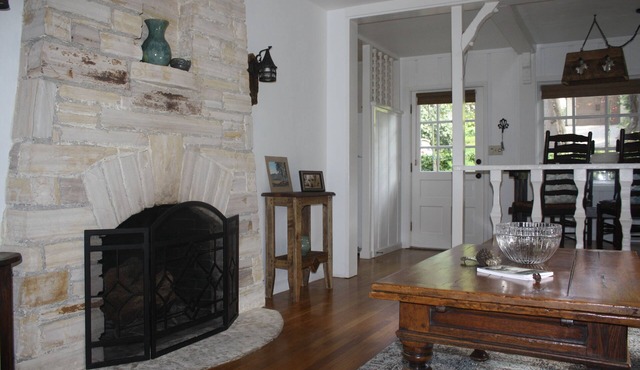 5 blks to town, 15 minute walk to beach, quiet neighborhood classic Carmel home