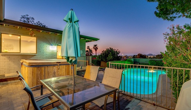 5BR Phoenix Luxury |Walk to Hiking| VIEWS | Pool