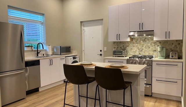 7-Mile to Del Mar Beach, Private Studio, AC, Full Kitchen, In-Unit Washer/Dryer