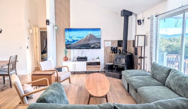 8 Acre Spa Retreat | BBQ, Patio, Views, 3BR