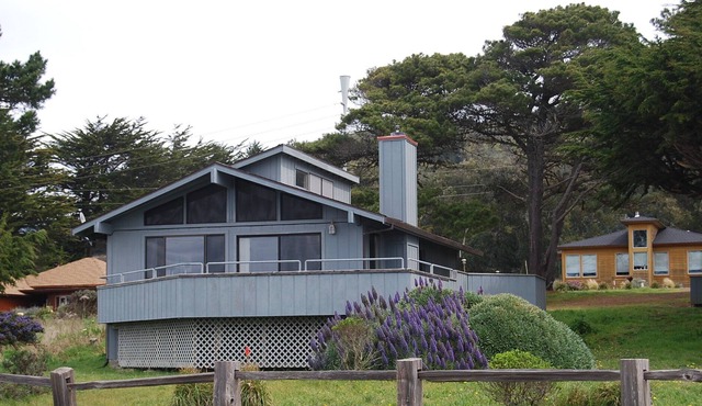 A relaxing home with electric fireplace, smart tv, free wifi, ocean view