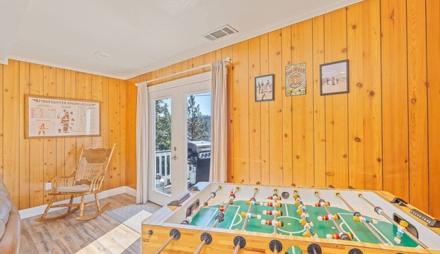 Al fresco dining with lake views, close to Yosemite, walk to lake, foosball