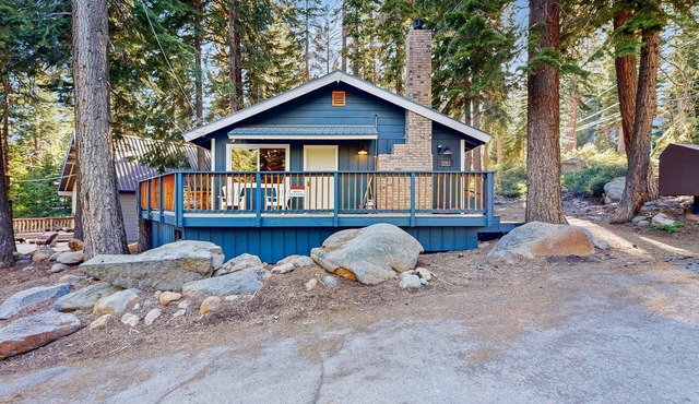All-season cabin with wraparound deck - quick walk to the beach