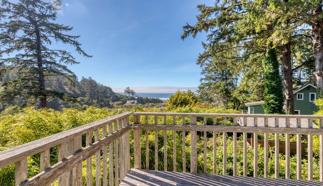 Bamboo House! Cozy Ocean View Home in Manzanita with Large Deck and Fire Pit!