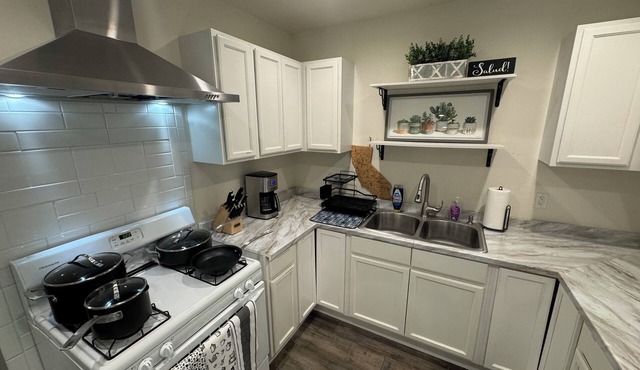 Barefoot-friendly 1-bedroom house with AC, high-speed WiFi in lovely Downey.