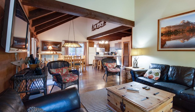 Basecamp for endless adventure, perfect Black Butte location - Hot Tub!