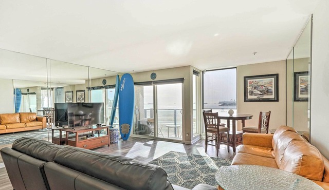 Beachfront Condo w/ Community Pool & Hot Tub