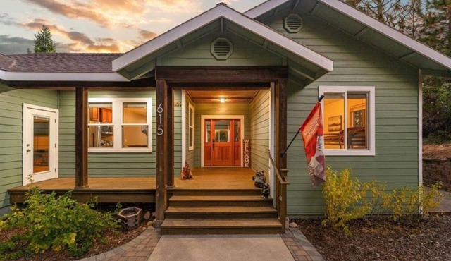 Bearadise Lodge - Mount Shasta - Now with a Hot Tub & Air Conditioning!