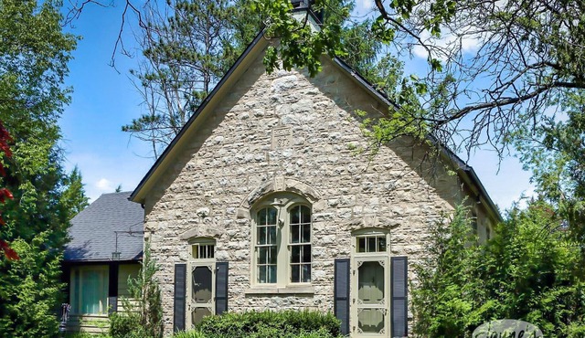 Beautiful 5 Bed, 3 Bath Country House in Caledon! 2 Acres! Pool!