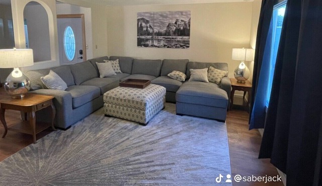 Beautiful, Centrally located home. (Sleeps 8)