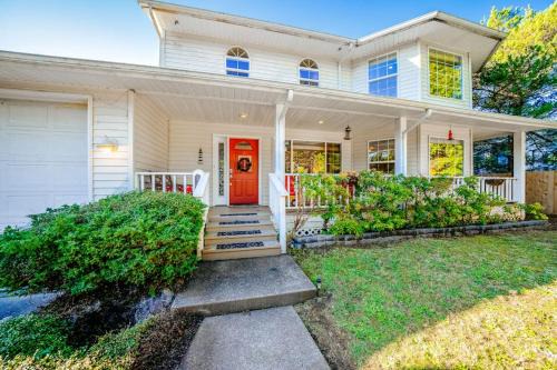 Beautiful coastal escape on golf course with enclosed yard & private gas grill