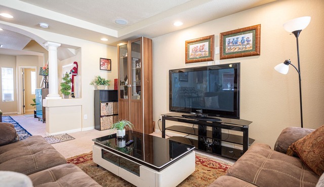 Beautiful comfortable 5 bedrooms house chose to MGM 5 miles.