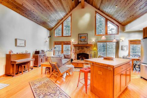 Beautiful getaway with two fireplaces covered deck washer&dryer